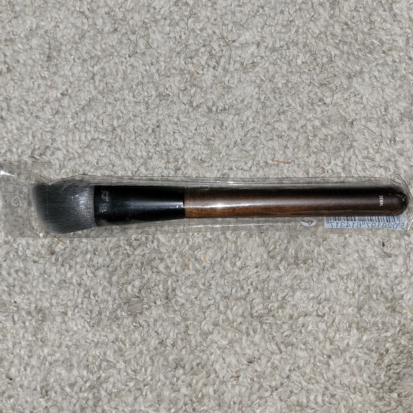 The Body Shop Slanted Blusher Brush - Picture 2 of 3